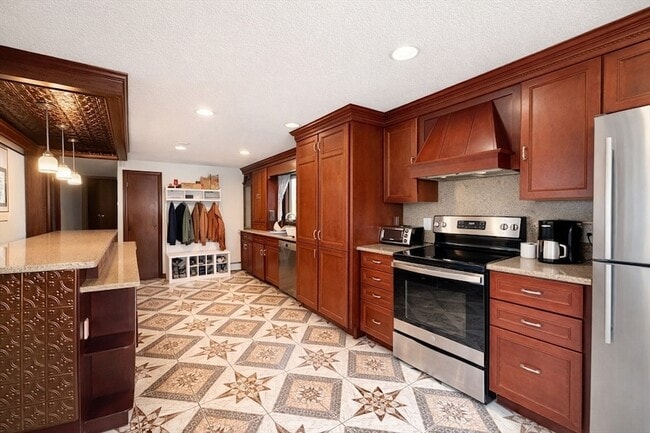 Building Photo - 183 Forest St