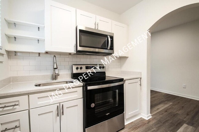 Photo - 2892 College St