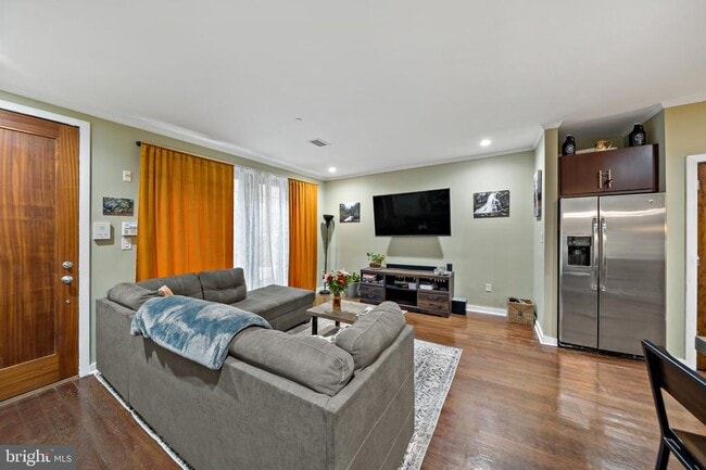 Building Photo - 1247 E Columbia Ave Unit 5