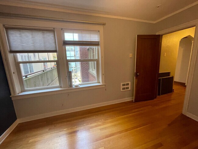 Photo - Queens Court Large Charming 1 Bedroom Available Now! Highly Desirable Queen Anne Location Unidad 209