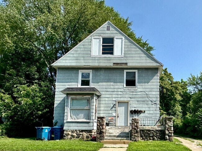 Building Photo - 135 E Van Buren St Unit 3 Rental