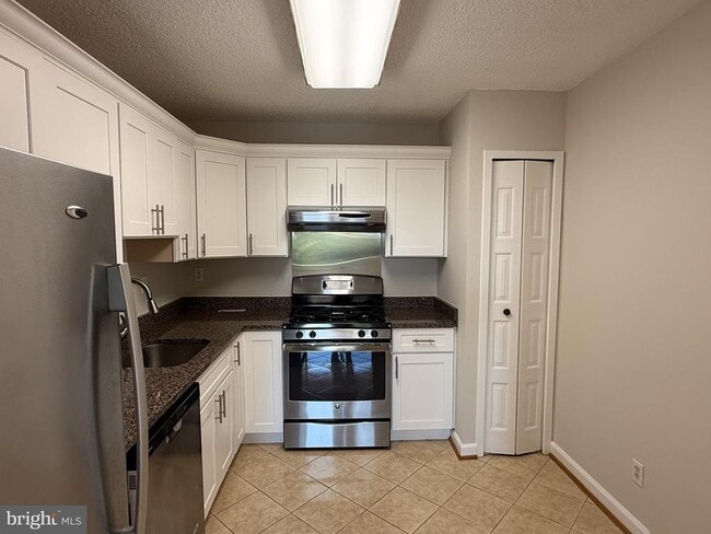 Building Photo - 5225 Pooks Hill Rd Unit 1011N