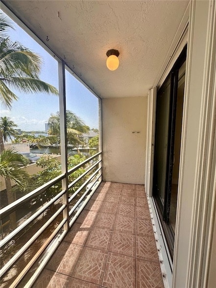 Photo - 2935 NE 163rd St Unidad 3P