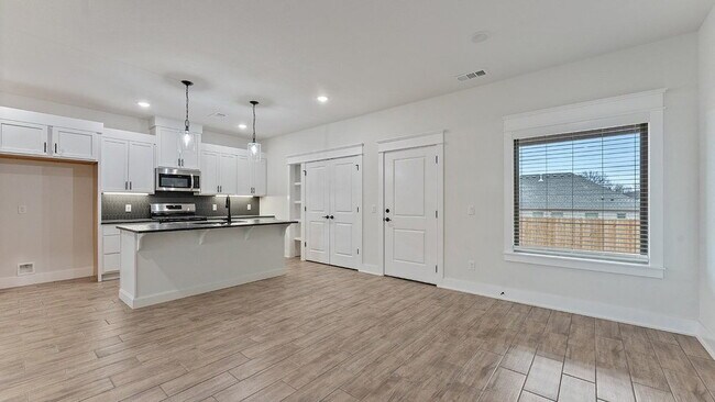 Photo - "Charming 3-Bedroom Retreat with Granite Elegance & Cozy Fireplace in Farmington!"