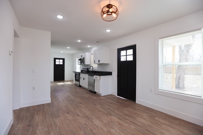 Photo - 313 Douglas St