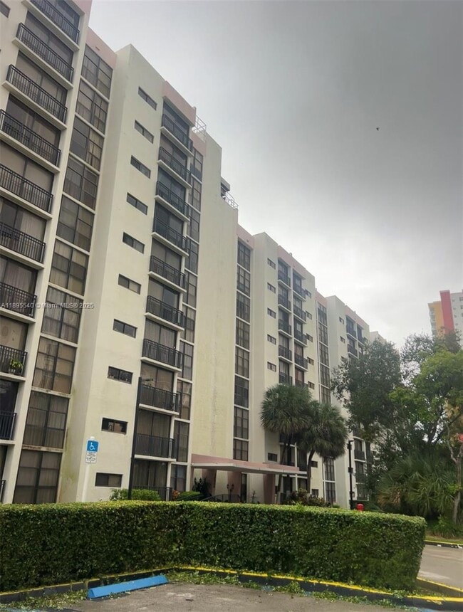 Building Photo - 16909 N Bay Rd Unit 421