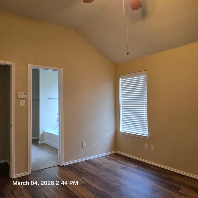 Primario en el baño - 3716 Hermalinda Dr