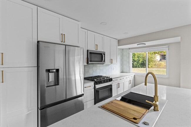 Building Photo - 2180 Glenoro Dr