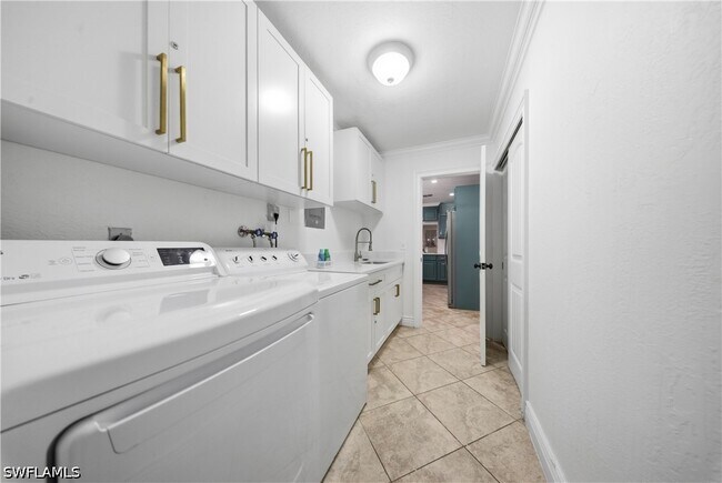 Building Photo - 2473 Poinciana St