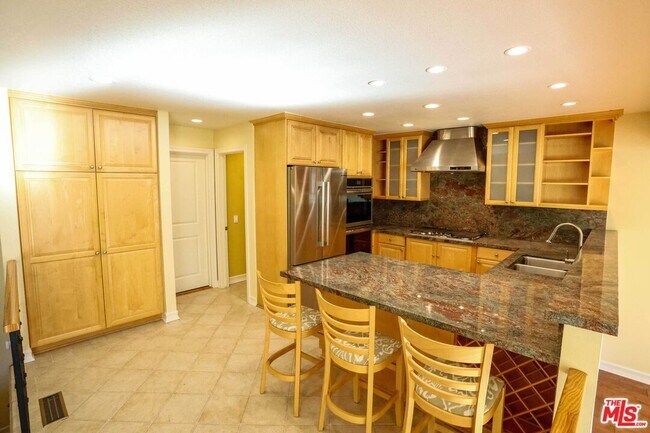 17097 Palisades Cir