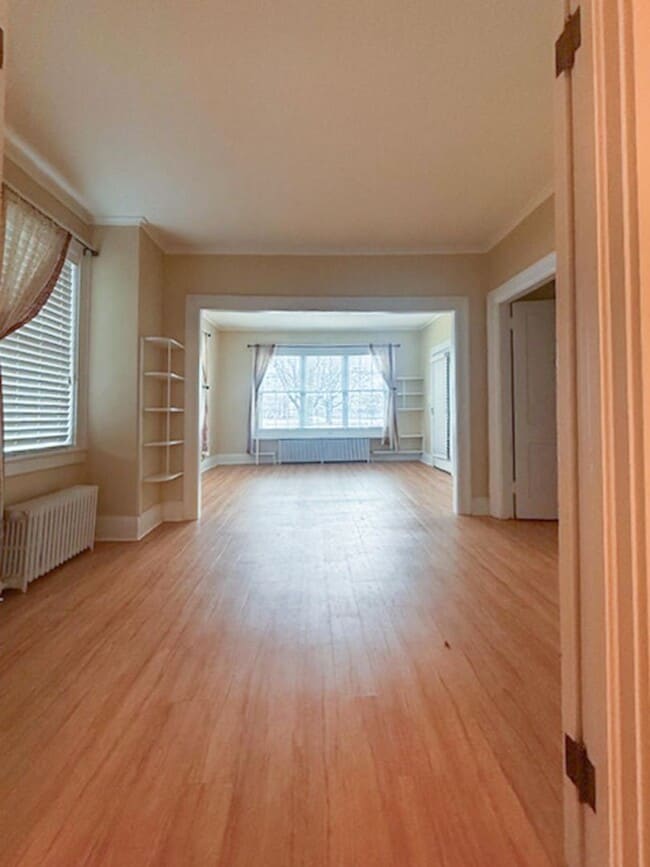 Building Photo - 30-32 Sherman St - Lakefront Living, Right in the Heart of Burlington Unit 32-1