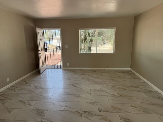 Photo - 4634 E Burns St