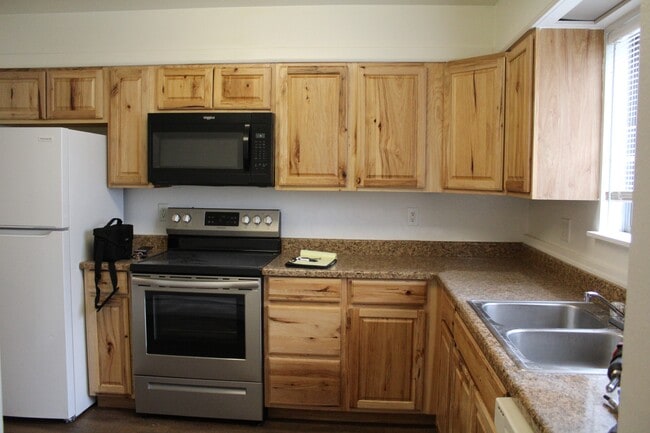 Building Photo - 736 Bennett Ave