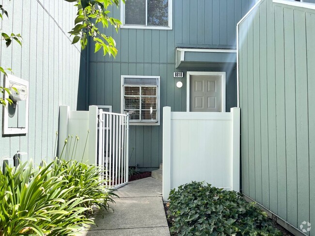 Building Photo - Updated 2 Bedroom Condo in Rohnert Park w/...
