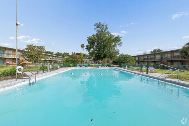 Pool - Park Apartments