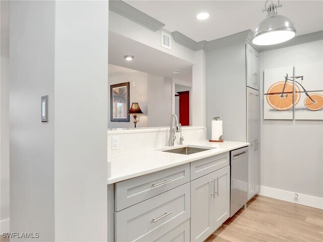 Photo - 555 Park Shore Dr Unidad B-113