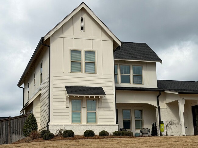 Building Photo - Spacious and Well Maintained 3 Bedroom Townhome in Woodward Oaks