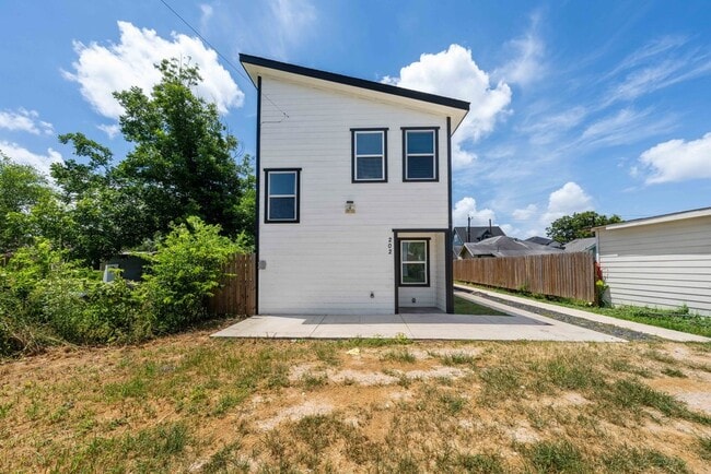 Building Photo - 323 Gabriel Unit 202