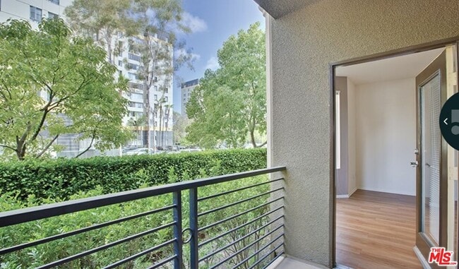 Building Photo - 5557 W 6th St Unit 1-117 Rental