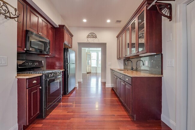 Photo - 880 Summit Ave