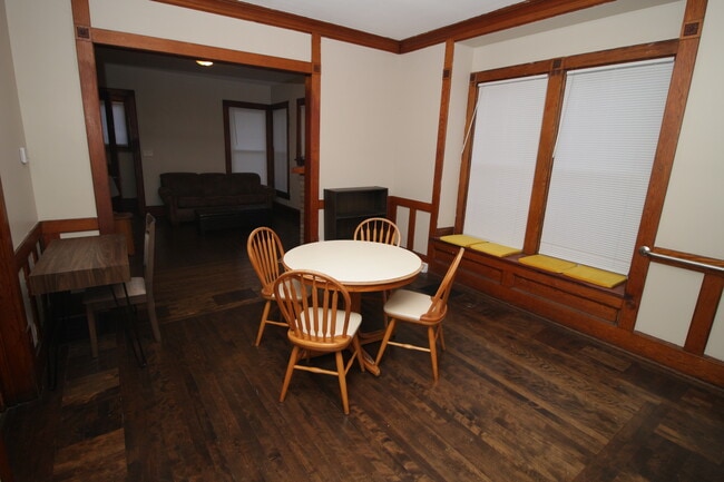 Photo - 2351-53 N Holton ST Unidad 2351 LOWER