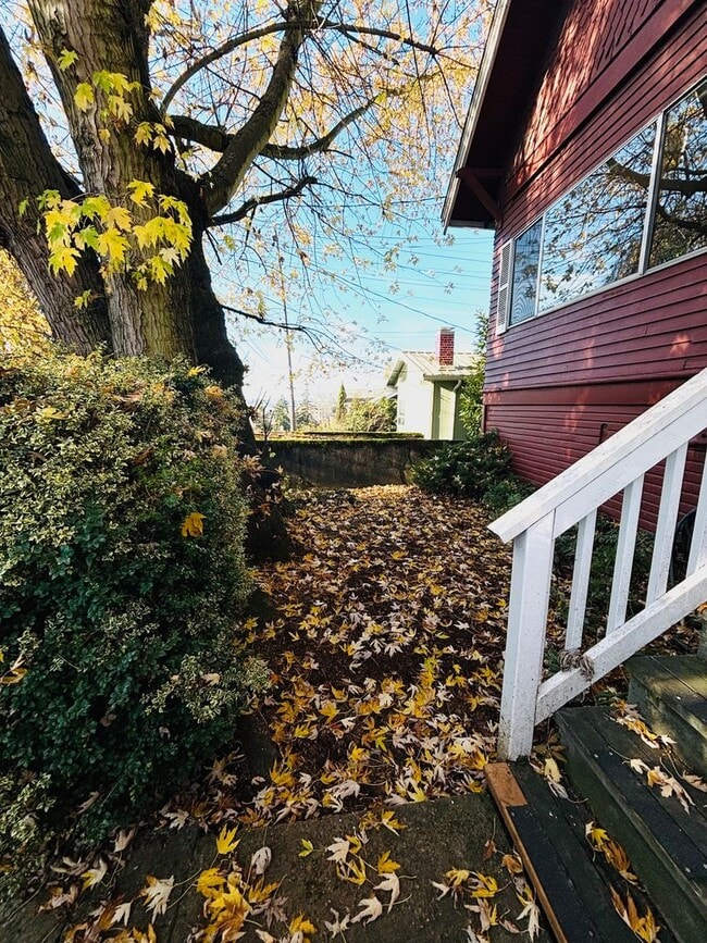Building Photo - 2 BD / 1 BA Main level unit in 1913 Roosev...