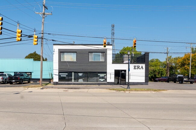 Photo - 1075 E West Maple Rd