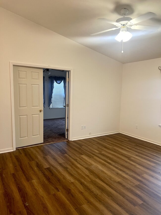 Photo - 107 Larkspur Ln