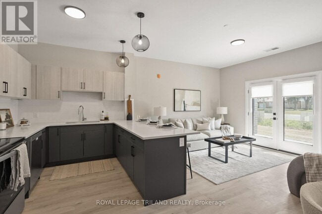 Photo - 33318 Richmond St