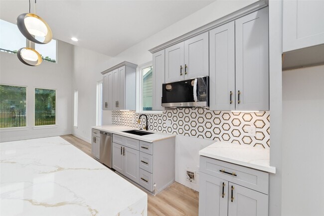 Photo - 6715 England St