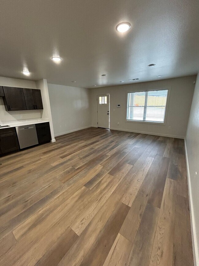 Photo - 707 W 12th St Unit B