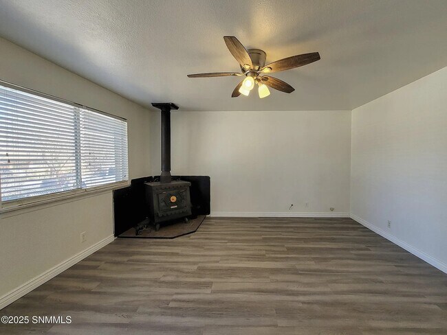 Photo - 606 Maple St