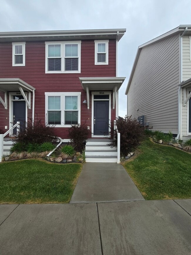 Building Photo - 2 bedroom 2.5 Bathroom Townhome