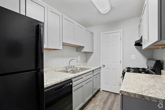 3BR, 2BA - 957SF