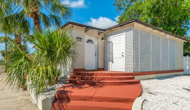 Building Photo - 2402 W Cypress St Unit Main House