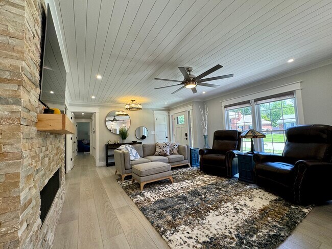 Photo - 706 Farmingham Rd