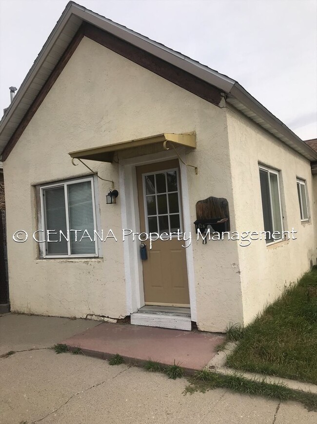 Building Photo - Cozy 2 bedroom Bungalow!