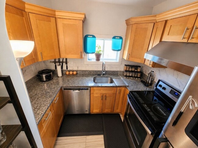 Building Photo - 35 Jefferson St Unit R3