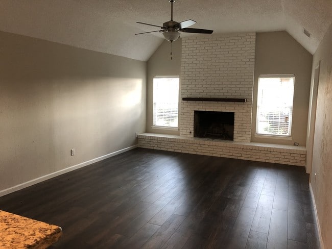 Living area - 3705 W Pioneer Pkwy Unit Apt B