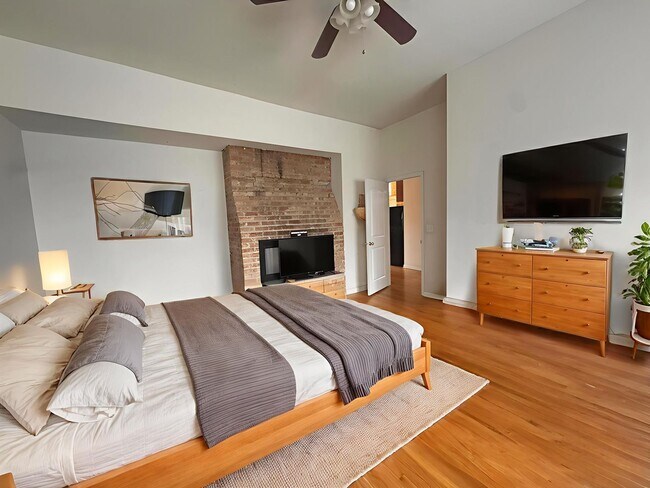 Photo - 916 W Belmont Ave Unit 916-2S