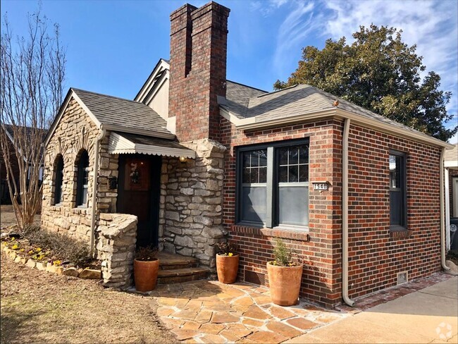 Building Photo - Beautifully renovated single-level home in...