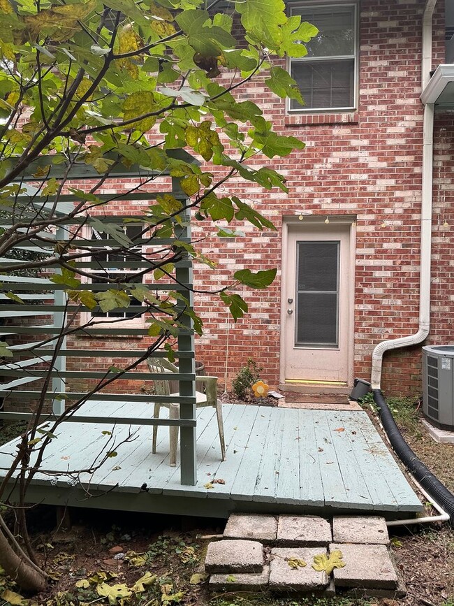Building Photo - 1 Bedroom/1 bathroom Basement Apartment in...