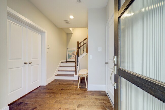 Photo - 5453 Larkin St