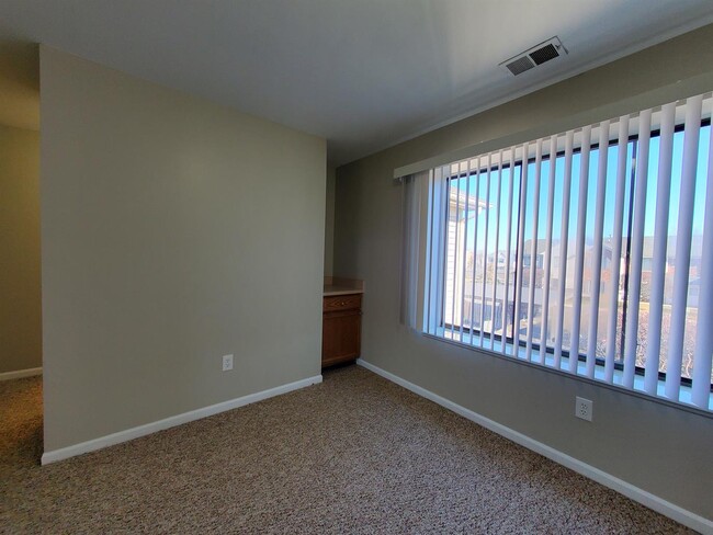 Photo - 2 Bedroom, 2 Bathroom Spacious Upper-Level Condo with Vaulted Ceilings & Private Primary Suite. N... Unidad 94