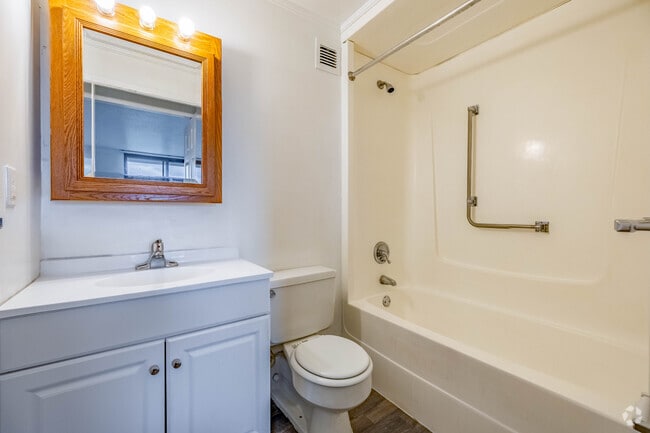 1BR, 1BA - 521SF - Primary Bathroom
