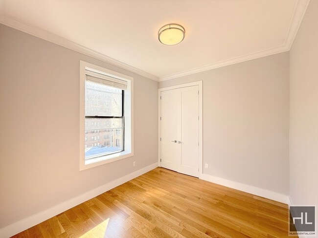 1 bedroom 1 bathroom with washer and dryer / 252 WEST 76 STREET
