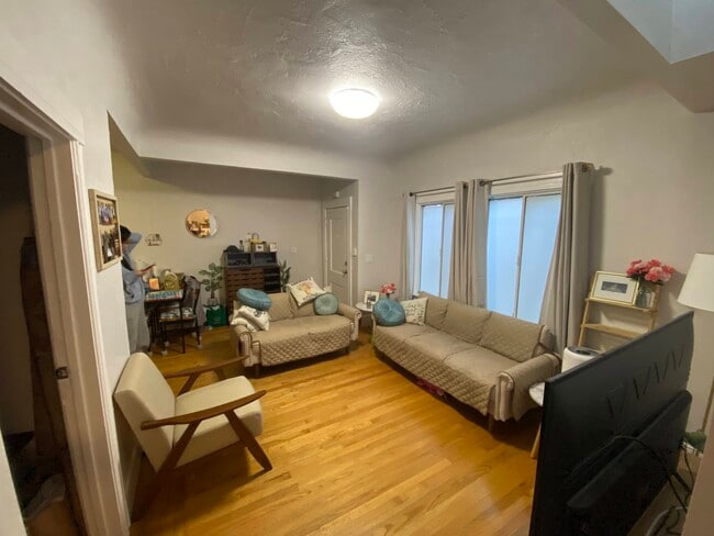 Living Room - 317 E 17th St Casa