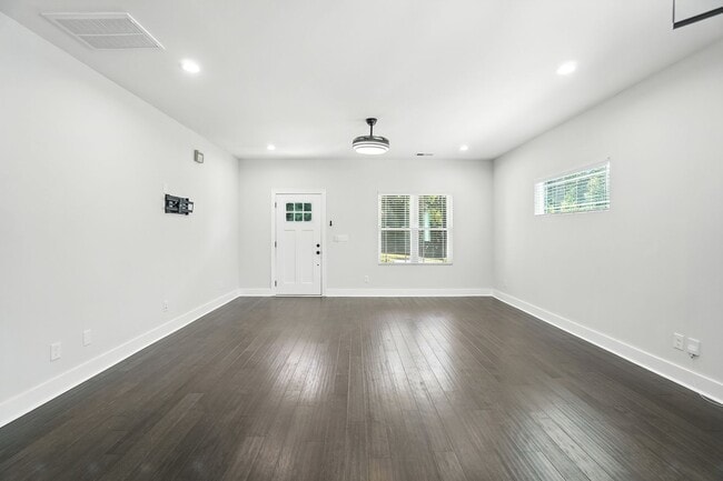 Photo - (MOVE IN SPECIAL!) Modern 3-Bedroom Home w...