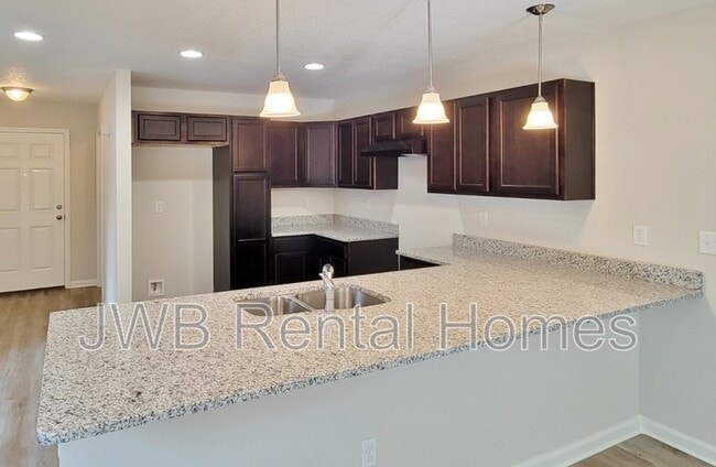 Photo - 605 James St