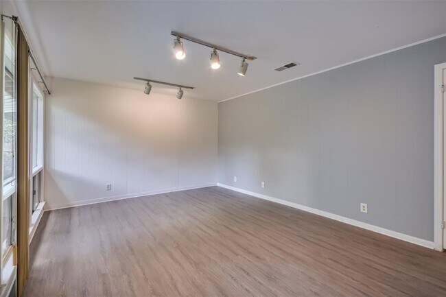 Photo - 1703 Emilie Ln
